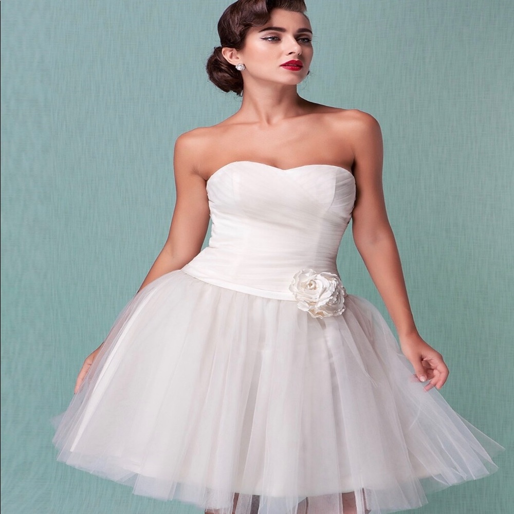 Lovely Wedding Dress - Picture 1 of 8